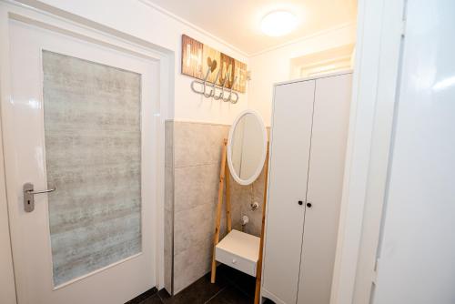 兰德赫拉夫B&B Het Station bij Snowworld GaiaZoo en Mondo Verde的浴室设有镜子和白色门