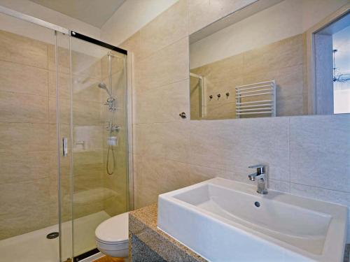 米泽德沃兹Arka - pokoje z osobnymi wejściami na parterze的一间带水槽、淋浴和卫生间的浴室