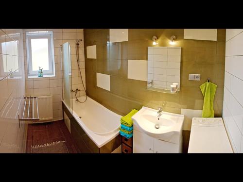 布拉格波德西克罗温公寓的带浴缸、水槽和浴缸的浴室