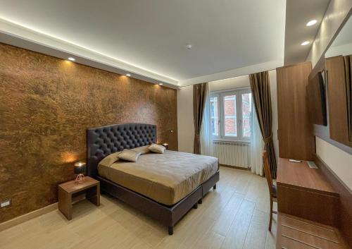 罗马B&B Le Ninfee的一间卧室设有一张床和一面墙