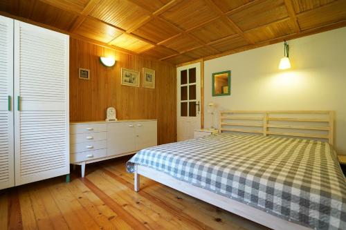 普雷拉Garden apartment的一间卧室设有一张床和木制天花板