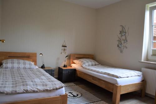 比苏姆Haus Amrum 21****的一间卧室设有两张床和窗户。