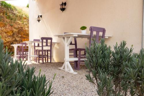 博兹贾阿达岛Mare Casia Bozcaada Otel的两把椅子和一张桌子以及一张桌子和椅子