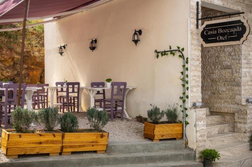 博兹贾阿达岛Mare Casia Bozcaada Otel的餐厅在庭院里设有桌椅