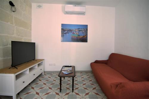 科斯皮夸Città Cospicua suites的带沙发和平面电视的客厅