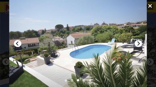 卢河畔拉科尔Villa les colombes的享有别墅内游泳池的顶部景致