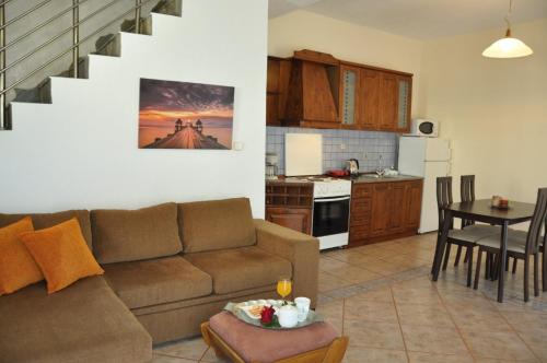 斯卡拉索提罗斯Mani Villas的客厅以及带沙发和桌子的厨房。