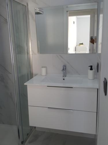 代雷堡Chalet Pôr do Sol的白色的浴室设有水槽和镜子