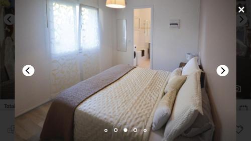 昂蒂布Villa Maeva à 300 m des plages的一间设有一张床铺的卧室,位于带两把钟的房间