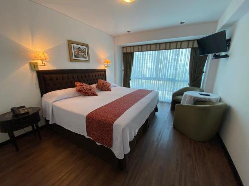 利马蒙特里尔酒店的配有一张床和一把椅子的酒店客房