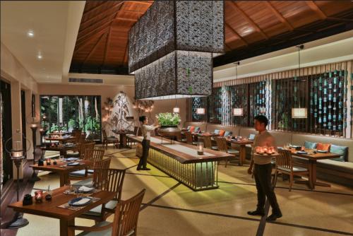 Pimalai Resort & Spa - SHA Extra Plus餐厅或其他用餐的地方