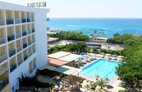 阿依纳帕玛丽娜酒店的从酒店阳台可欣赏到游泳池和海洋的景色