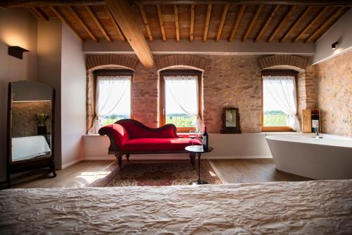 卡洛诺拉阿克里Magari Estates Hotel的带浴缸、红色沙发和浴缸的浴室