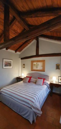 博洛尼亚Altana Sul Tetto的一间卧室配有一张带红色枕头的大床