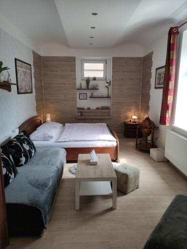 玛丽亚温泉Apartmán Friedrichsruh的一间卧室配有一张床和一张桌子