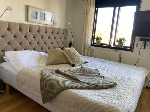 王室港Parkvillan的卧室里的一张床铺,床上有毯子
