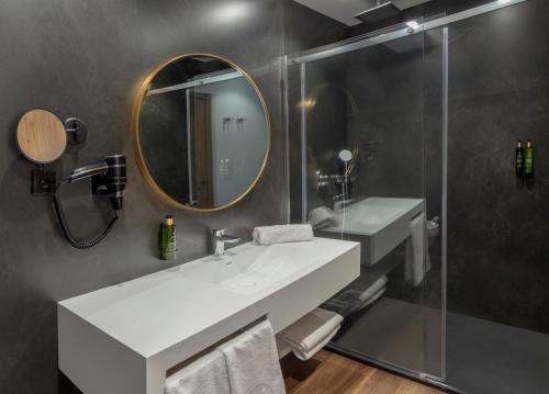 圣波拉AJ Gran Alacant by SH Hoteles的浴室设有白色水槽和镜子