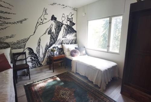 瑙沃Villa Vintage B&B的卧室配有一张床,墙上挂着鹿壁画
