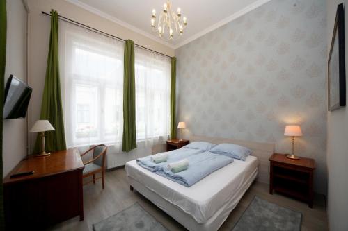 埃格尔Cherry Apartman的一间卧室设有床铺和一个带绿色窗帘的窗户。