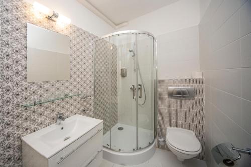埃格尔Cherry Apartman的带淋浴、盥洗盆和卫生间的浴室