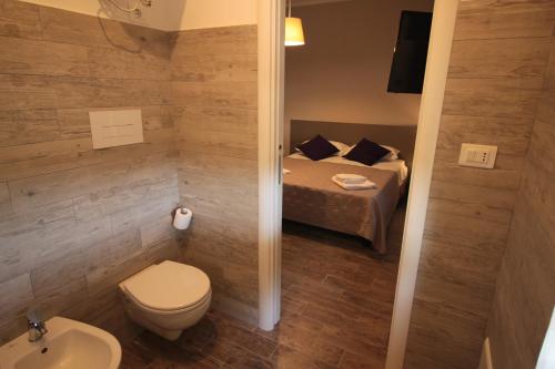 布林迪西Dimora Risveglio的一间带卫生间和床的小浴室
