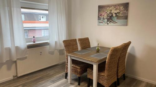 诺特海姆Apartments Benzweg 2的餐桌、椅子和窗户