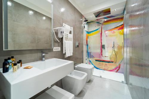 阿马尔菲Amalfi Centro的一间带水槽和卫生间的浴室