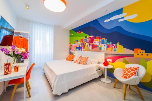 阿马尔菲Amalfi Centro的一间卧室设有一张床和色彩缤纷的墙壁