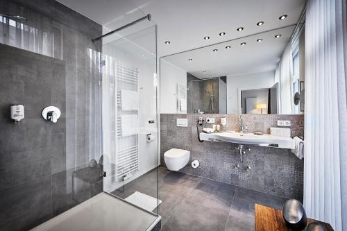 施马伦贝格斯托曼酒店的一间带水槽和卫生间的浴室