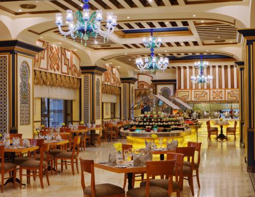 麦加他维德洲际麦加酒店的用餐室配有桌椅和吊灯。