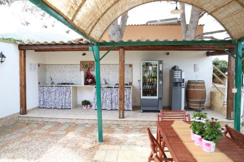 圣维托罗卡波Villa I Due Pini的庭院设有带桌椅的户外厨房。