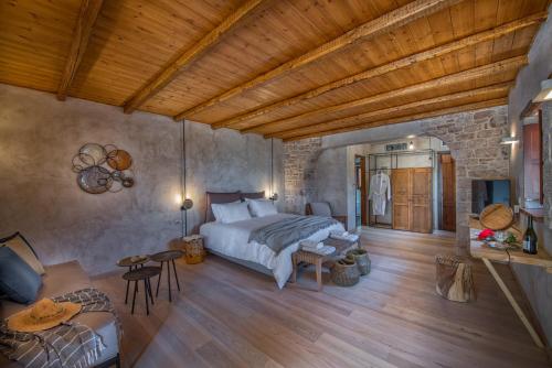 奥伊蒂龙Brazzo di Maina的一间卧室设有一张床和一间客厅。