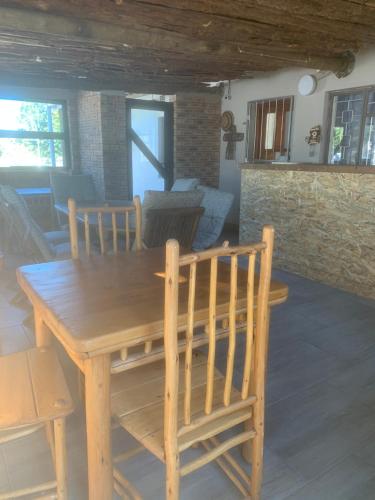 乌姆塔塔Cycad Stay的客厅配有一张木桌和椅子