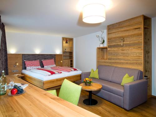 格拉弗瑙卢森布里克旅馆的客厅配有沙发和1张床