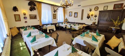Rohr im GebirgeHotel Kaiser Franz Josef的一间在房间内配有桌椅的餐厅