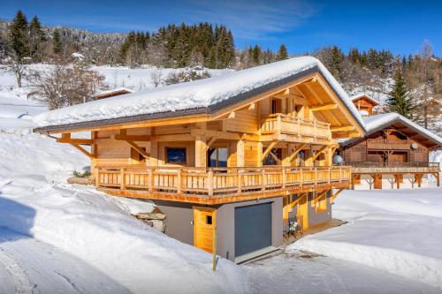 马尼戈Chalet Marinaka - OVO Network的小木屋,屋顶上积雪