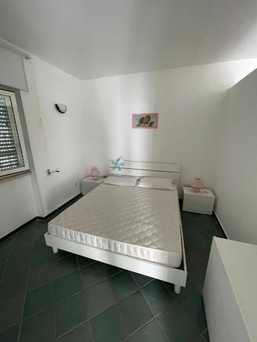托雷苏达la seconda casa d'Amare的一间白色卧室,卧室内配有一张床