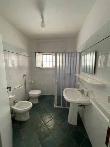 托雷苏达la seconda casa d'Amare的浴室设有2个水槽和2个卫生间