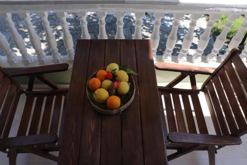帕尔加Nerajoula House的两把椅子上坐着一碗水果
