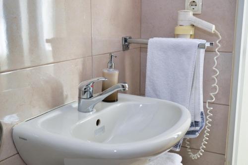 亚伊采马里沃宾馆的浴室内的一个白色水槽,配有毛巾