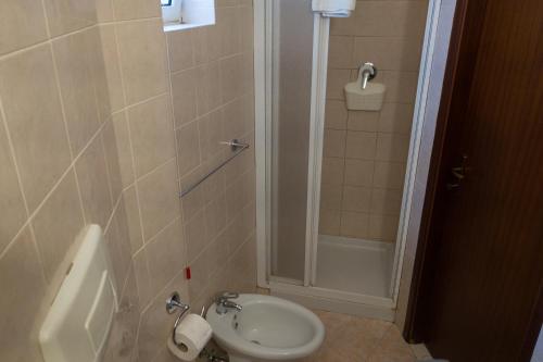 特罗佩阿Litto Appartamenti的一间带水槽、卫生间和淋浴的浴室