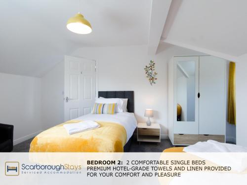 斯卡伯勒Candler Lodge - 3 BEDROOM TOWNHOUSE WITH PARKING - PATIO AREA & SEATING的白色卧室配有床和镜子