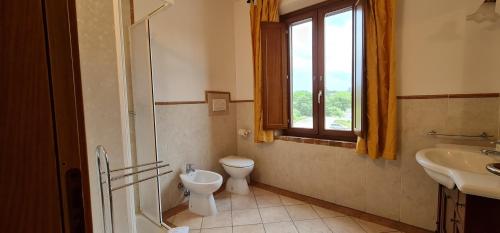 卡斯德尔诺沃贝拉登卡欧亚希德格利罗酒店的一间带卫生间、水槽和窗户的浴室