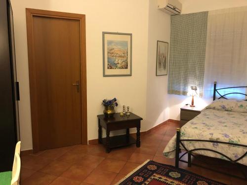 蒙德罗Great Sicily的卧室配有床、桌子和门