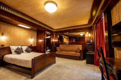 布鲁塞尔伊斯佩兰策酒店的主卧室配有床和沙发