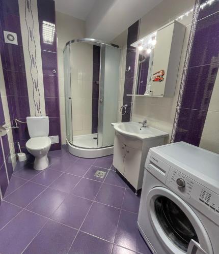 马马亚Sunset Sea View Apartament的一间带洗衣机和卫生间的浴室