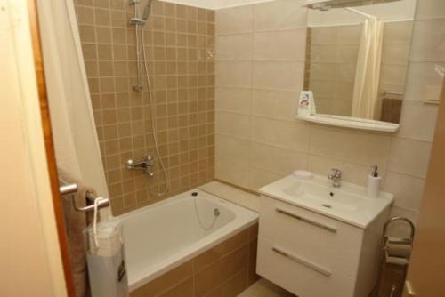 蒙达尼耶Apartment in Palit with Terrace, Air conditioning, Wi-Fi (4603-1)的带浴缸、水槽和淋浴的浴室