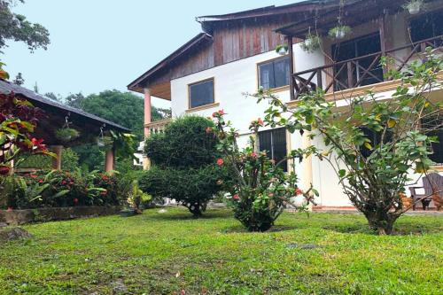 Acogedora Casa Rural en plena naturaleza frente al Río con piscina Bonao