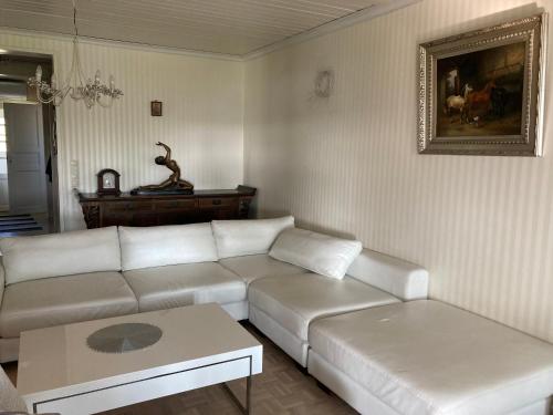萨翁林纳Vanha omakotitalo, 3km Olavinlinnaan的客厅配有白色的沙发和桌子