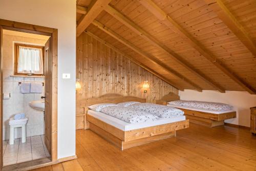 阿维兰奥Ferienwohnung Sonnenblume Nusserhof的一间带两张床的卧室和一间浴室
